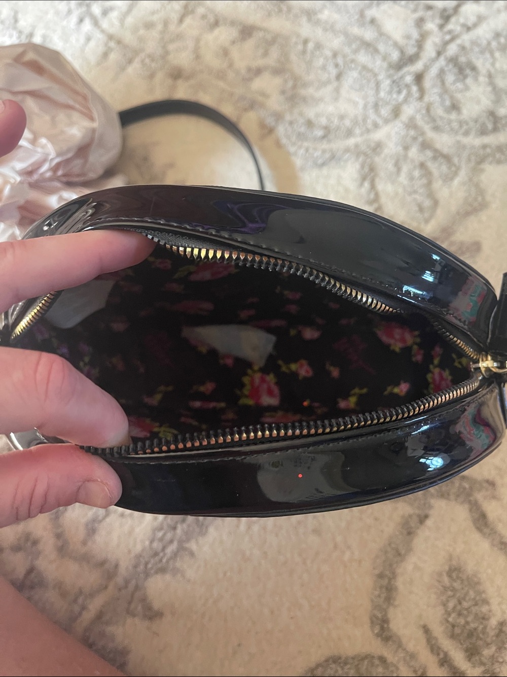❤️‍🔥NWOT-BETSEY JOHNSON Black & Red Lips w Vampire Fangs Crossbody Purse - Picture 9 of 9